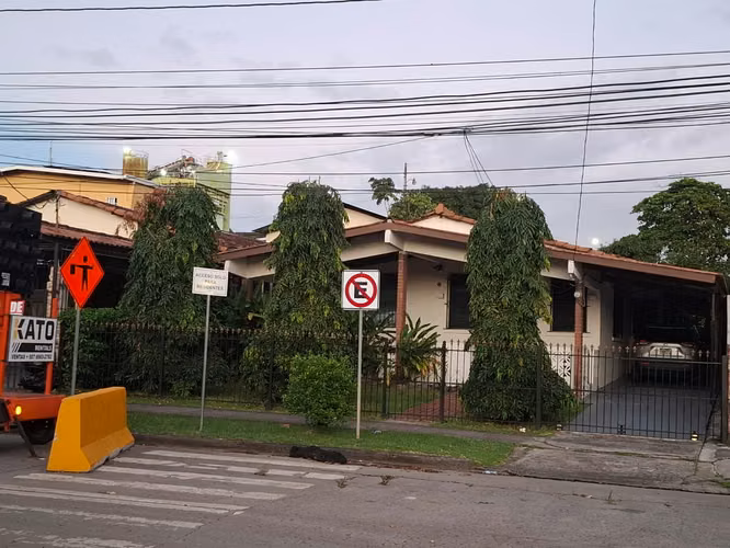 S E  V E N D E - Dos casas juntas en MIRAFLORES PRG-02