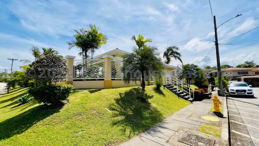 Venta de Casa Privilegiada en PH Villa Alta, Brisas del Golf 26-2047GG