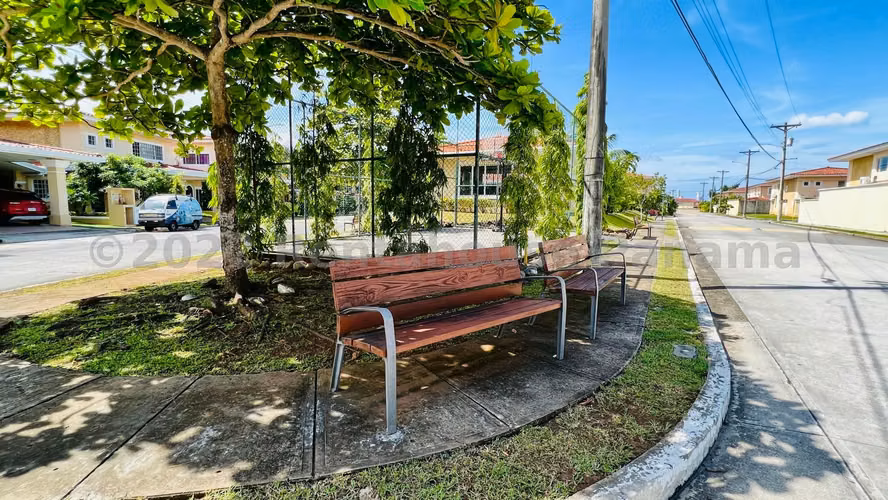 Venta de Casa Privilegiada en PH Villa Alta, Brisas del Golf 26-2047GG