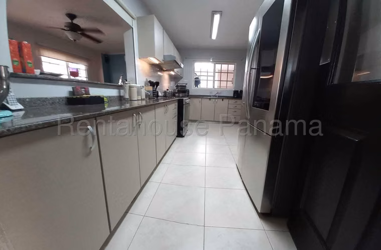 Venta de Casa Privilegiada en PH Villa Alta, Brisas del Golf 26-2047GG
