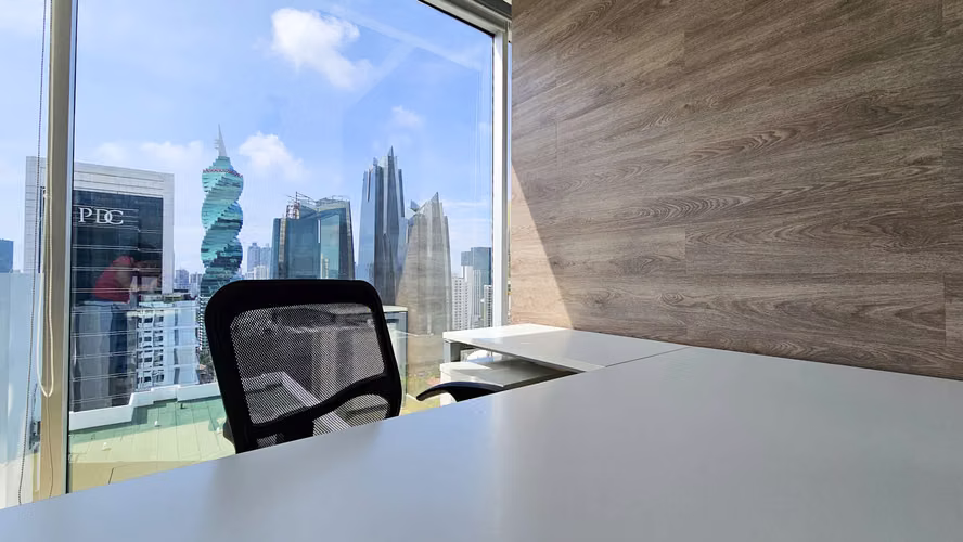 Oficina amoblada en Sortis Business Tower con vista al mar y ciudad