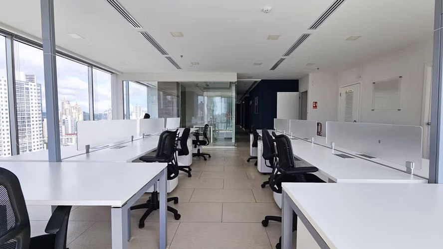 Oficina amoblada en Sortis Business Tower con vista al mar y ciudad