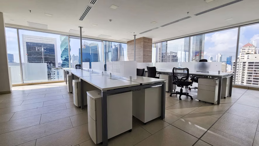 Oficina amoblada en Sortis Business Tower con vista al mar y ciudad