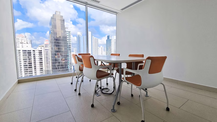 Oficina amoblada en Sortis Business Tower con vista al mar y ciudad