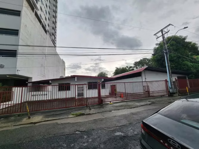 Melissa Foster Luxury vende este terreno con galera y casa en Vía España MFR1765