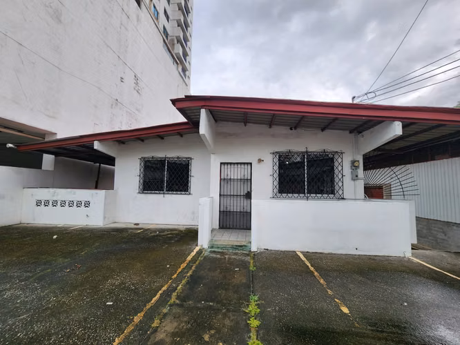 Melissa Foster Luxury vende este terreno con galera y casa en Vía España MFR1765