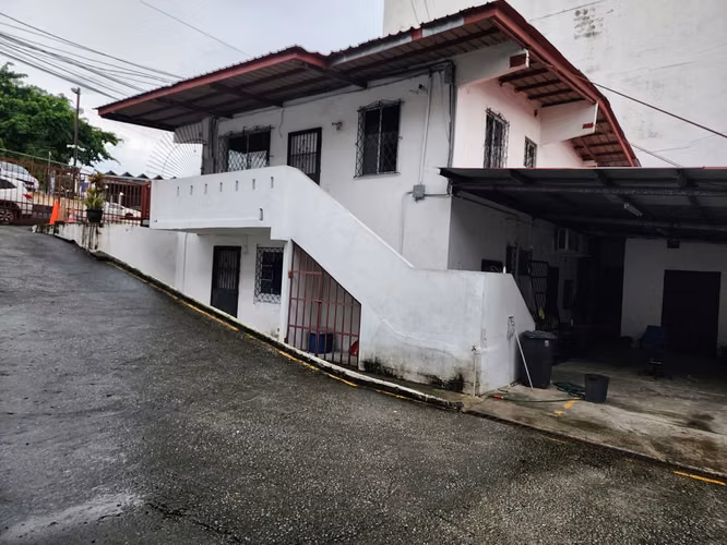 Melissa Foster Luxury vende este terreno con galera y casa en Vía España MFR1765