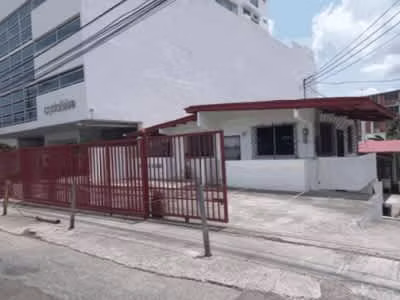 Melissa Foster Luxury vende este terreno con galera y casa en Vía España MFR1765