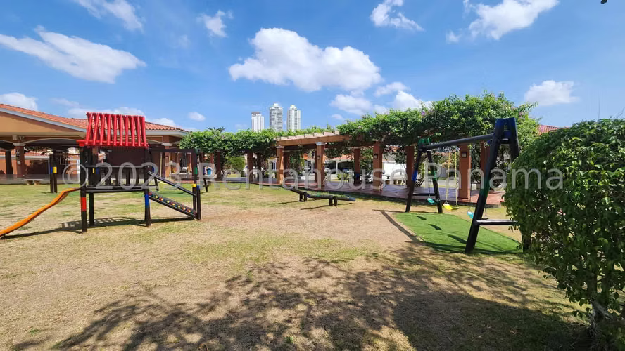 Venta de Casa Exclusiva en PH Palmeras del Este, Costa del Este 26-5374GG