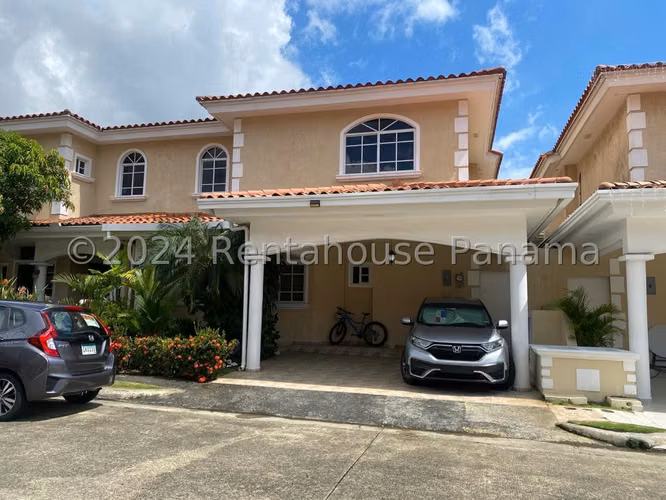 Venta de Casa Exclusiva en PH Palmeras del Este, Costa del Este 26-5374GG