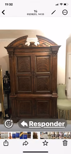 Mueble de caoba para TV.  Dos gavetas profunda en la parte de abajo y mucho espacio para guardar lo que usted desee