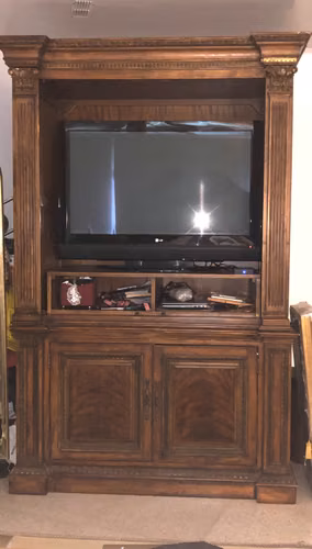 Mueble de caoba para TV.  Dos gavetas profunda en la parte de abajo y mucho espacio para guardar lo que usted desee