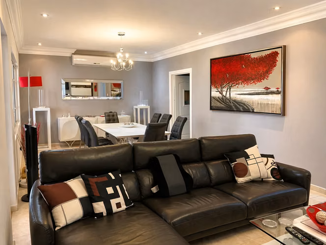 Casa en Venta en Palmeras del Este con 5 Recámaras en Costa del Este - Imagen 2