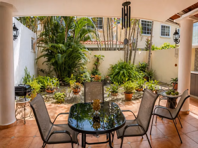Casa en Venta en Palmeras del Este con 5 Recámaras en Costa del Este - Imagen 3