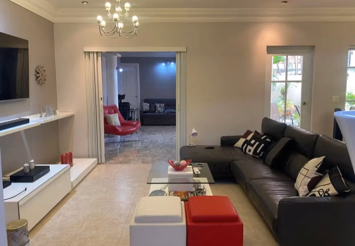 Casa en Venta en Palmeras del Este con 5 Recámaras en Costa del Este - Imagen 4