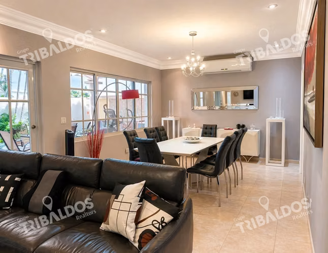 Casa en Venta en Palmeras del Este con 5 Recámaras en Costa del Este