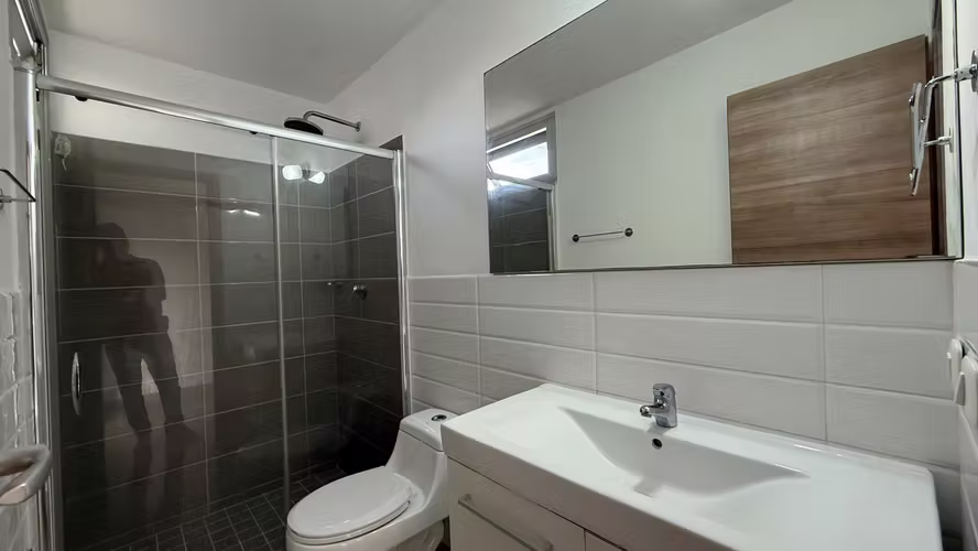Se Vende Apt en San Francisco, 2 recamaras, 2 baños, balcón, A pasos del Parque Omar - Imagen 18
