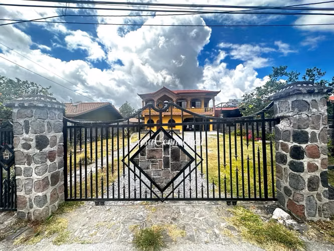 SE VENDE CASA AMPLIA EN ÁREA COMERCIAL DE VOLCÁN