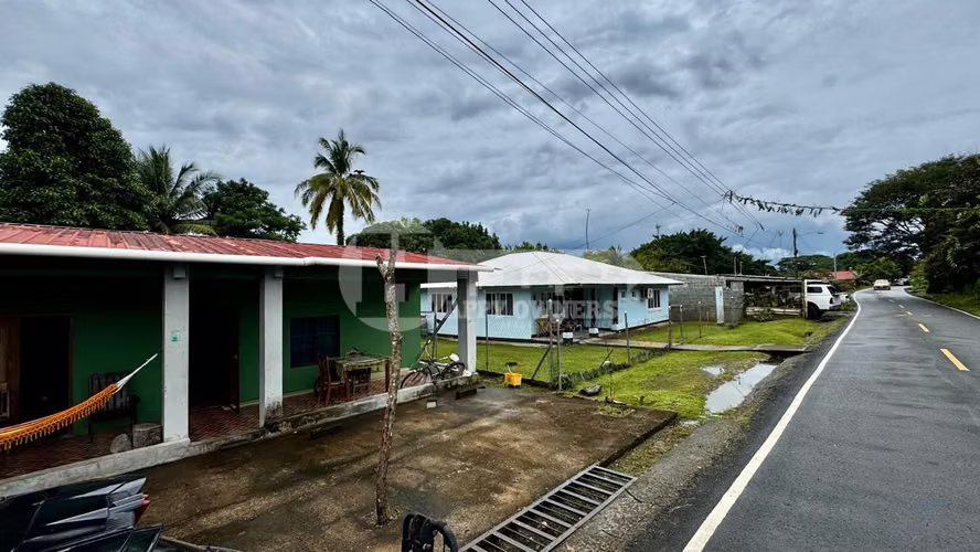 Venta de casa en el centro de Pedasí.