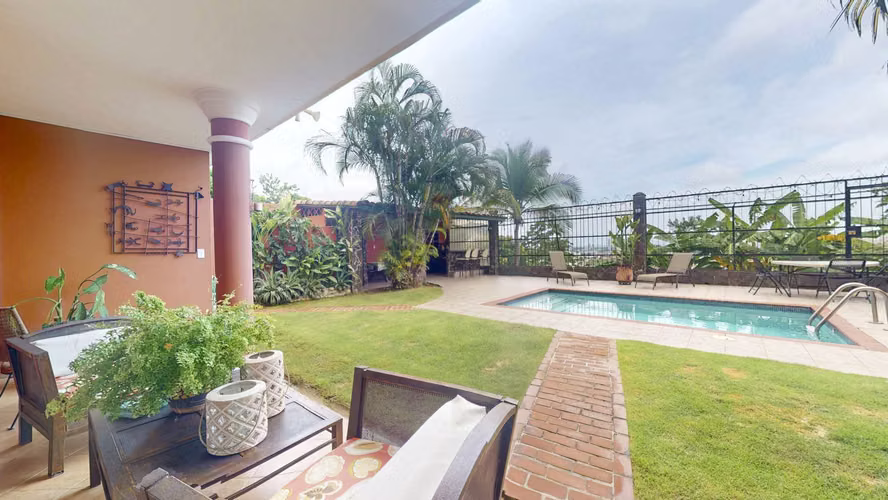 Venta de hermosa casa con piscina en Mirador Hills – Villa Lucre