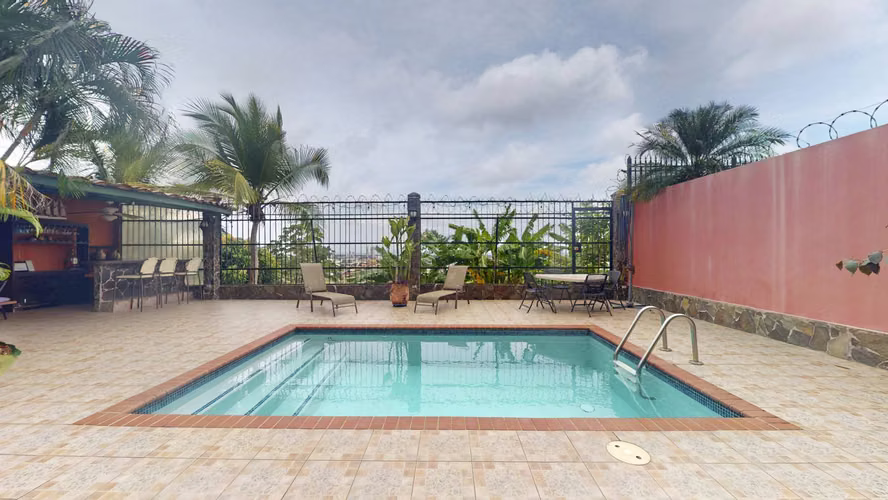 Venta de hermosa casa con piscina en Mirador Hills – Villa Lucre