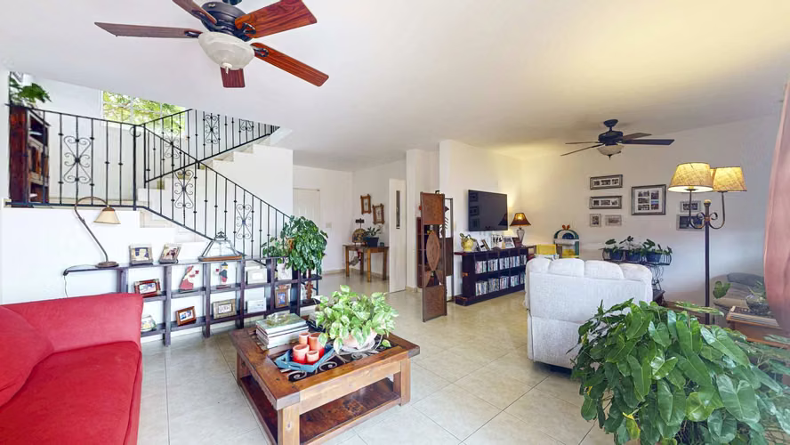 Venta de hermosa casa con piscina en Mirador Hills – Villa Lucre