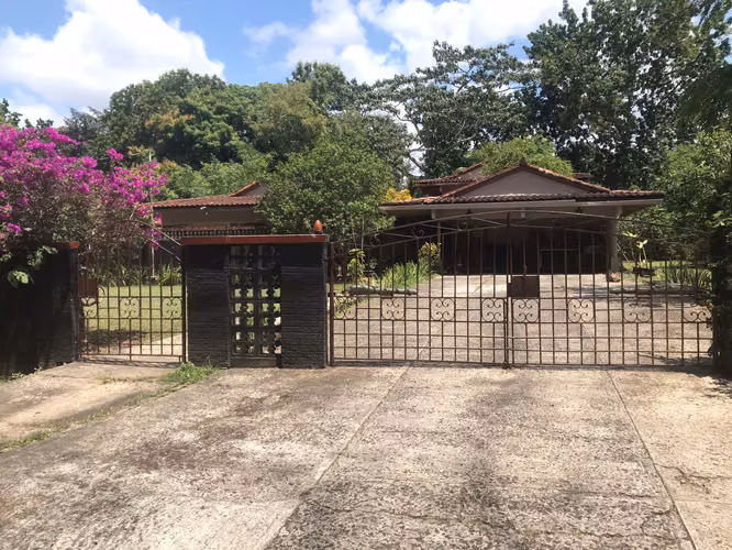 Remate de Casa en Residencial cerrado Las Cumbres # 2144 cvd - Imagen 2