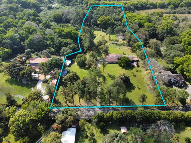 El Valle de Antón Casa con Terreno de 2.5 Hectáreas Venta