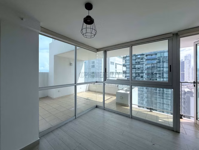 Apartamento en venta en Bella Vista Panamá – 3 recámaras con terraza y vista al mar