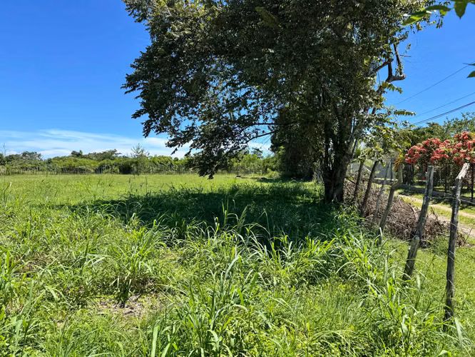 Lote de esquina del lado de la playa en San Carlos – 2,743 m²