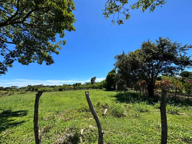 Lote de esquina del lado de la playa en San Carlos – 2,743 m²
