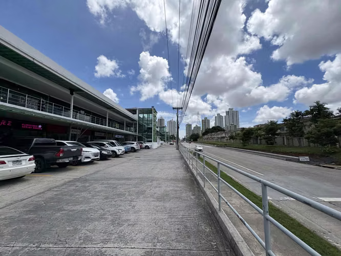 Local Comercial en Venta y Alquiler – Plaza Condado Mall, Condado del Rey