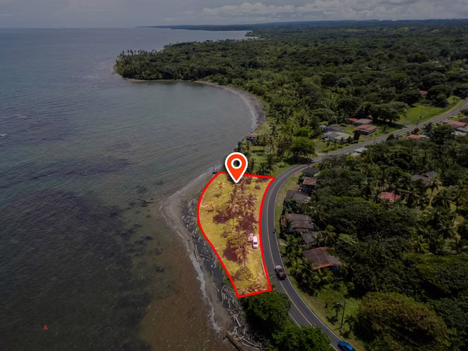 Lote titulado frente al mar en Costa Abajo Colon
