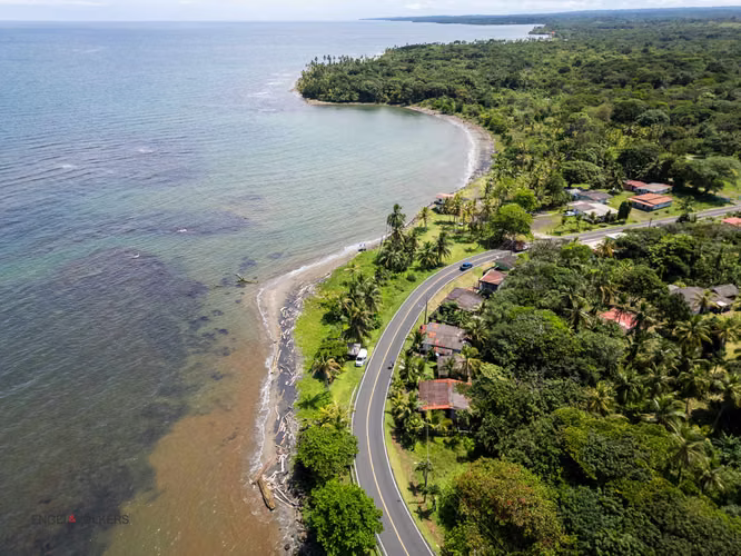 Lote titulado frente al mar en Costa Abajo Colon