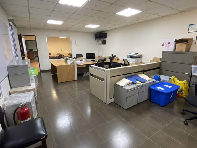 SE ALQUILAN OFICINAS AMUEBLADOS E INCLUYEN ELECTRICIDAD E INTERNET