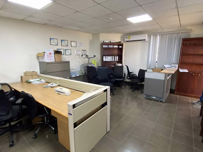 SE ALQUILAN OFICINAS AMUEBLADOS E INCLUYEN ELECTRICIDAD E INTERNET