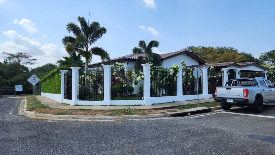 Venta de Casa con Piscina en Penonomé