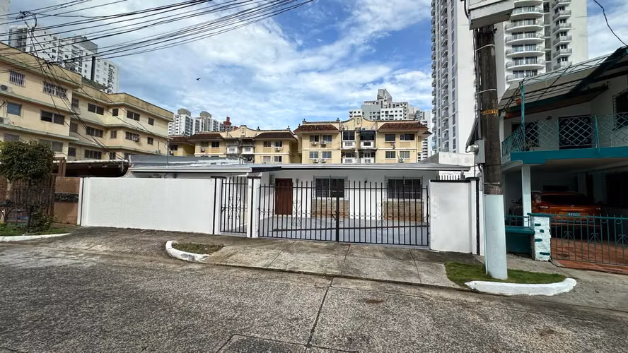 Venta de amplia casa en hato pintado