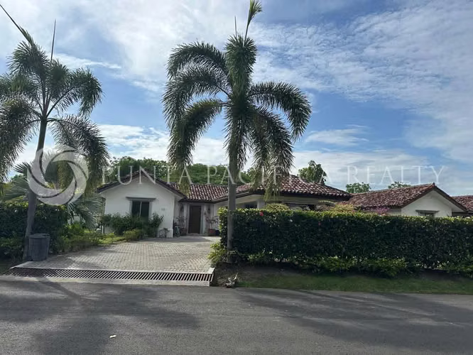 Ganga | En Venta | Villa de Lujo Frente Al Lago en Buenaventura