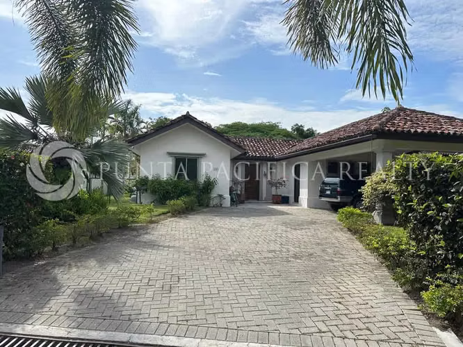 Ganga | En Venta | Villa de Lujo Frente Al Lago en Buenaventura