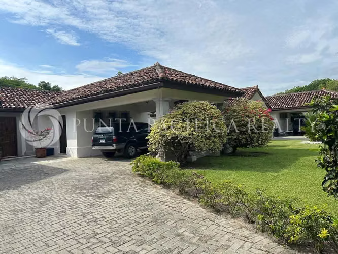 Ganga | En Venta | Villa de Lujo Frente Al Lago en Buenaventura