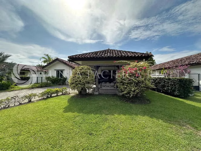 Ganga | En Venta | Villa de Lujo Frente Al Lago en Buenaventura
