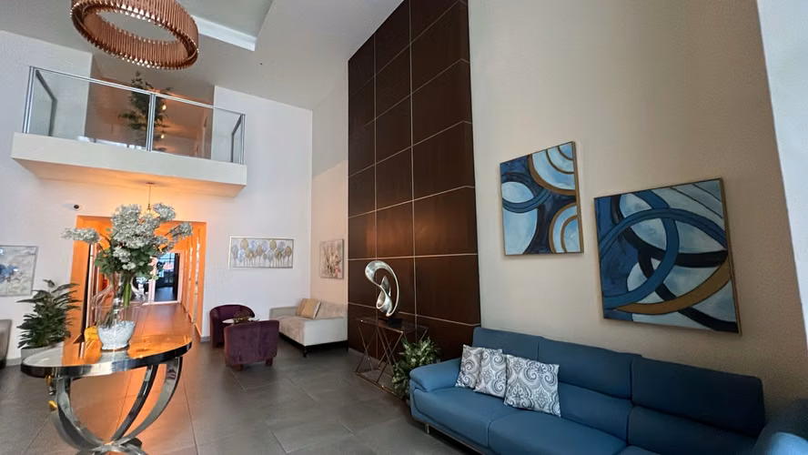 Apartamento en venta en Vía España | 2 rec, balcón y piscina