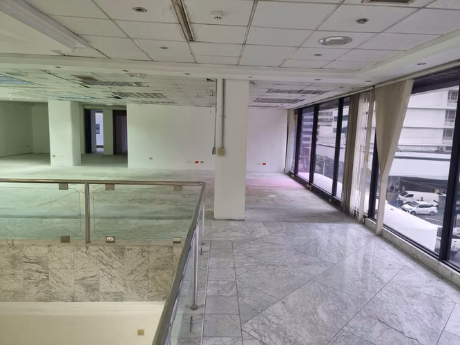 Alquiler de Oficina Comercial en Bella Vista, 717m²