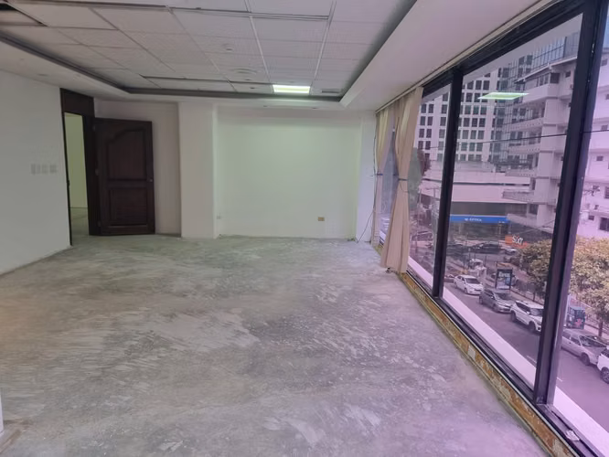 Alquiler de Oficina Comercial en Bella Vista, 717m²