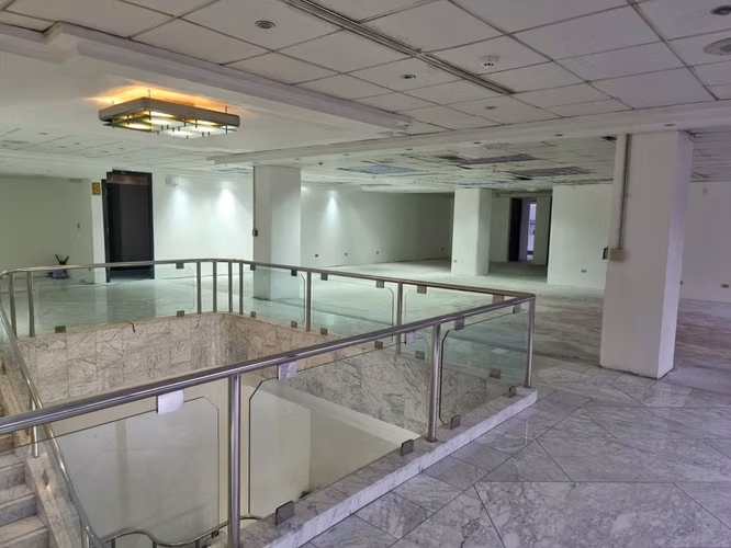 Alquiler de Oficina Comercial en Bella Vista, 717m²