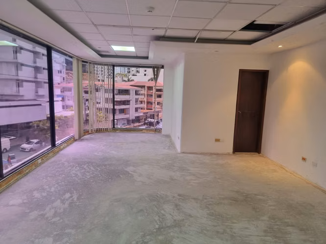 Alquiler de Oficina Comercial en Bella Vista, 717m²