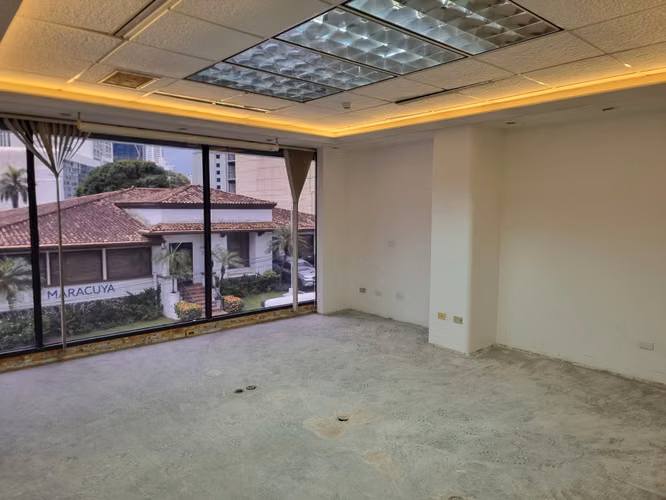 Alquiler de Oficina Comercial en Bella Vista, 717m²