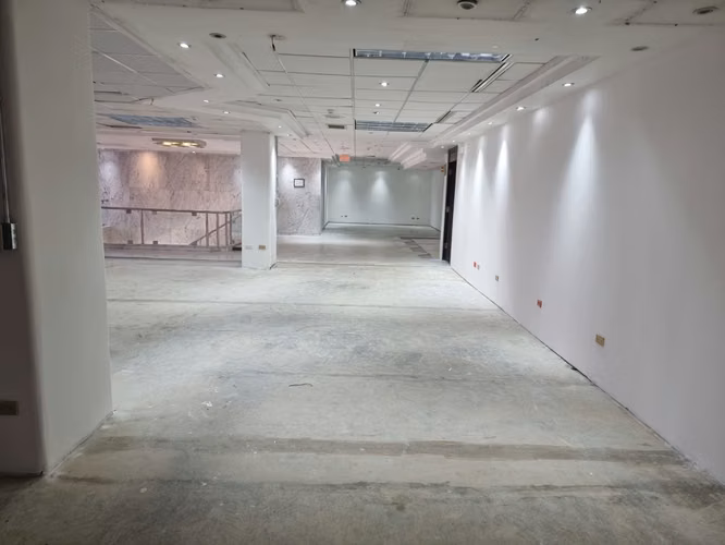 Alquiler de Oficina Comercial en Bella Vista, 717m²