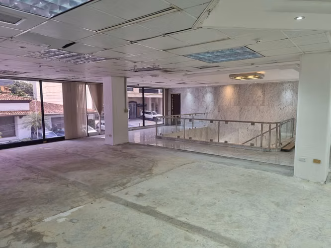 Alquiler de Oficina Comercial en Bella Vista, 717m²